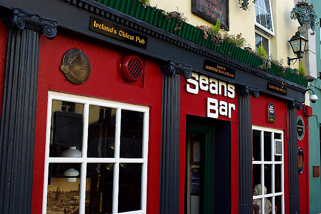 Паб Sean's Bar Ирландия. Паб Шон в Ирландии. Seans Bar паб в Ирландии. Старейший паб в Ирландии.